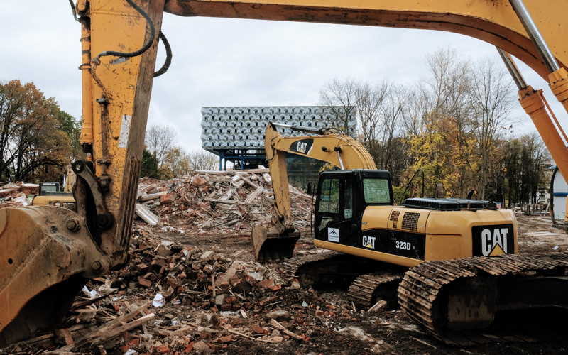 Imagen descriptiva: Maquina excavadora de realizando servicio de demooliciones y Movimientos de tierra en Concepcioón