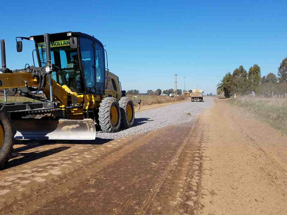 Imagen descriptiva: Maquina Niveladora realizando Movimientos de tierra en Concepcioón